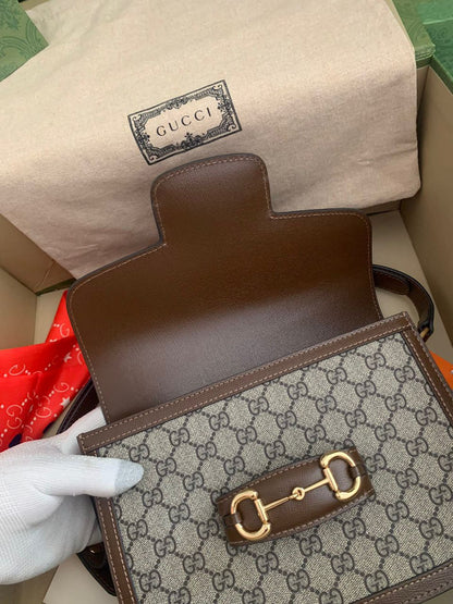 Bolsa Satchel Couro Marrom Detalhe Metálico Ferradura