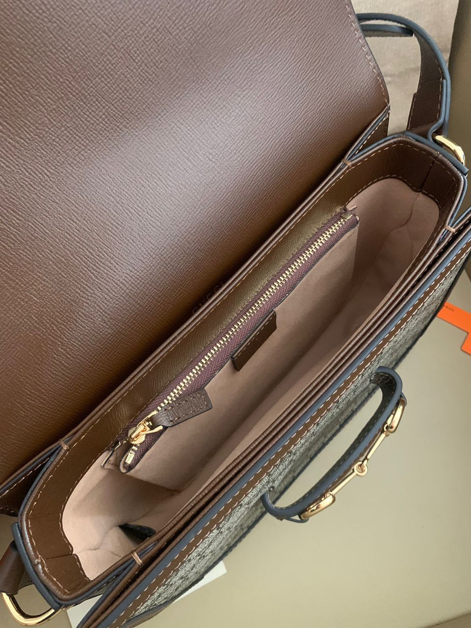 Bolsa Satchel Couro Marrom Detalhe Metálico Ferradura