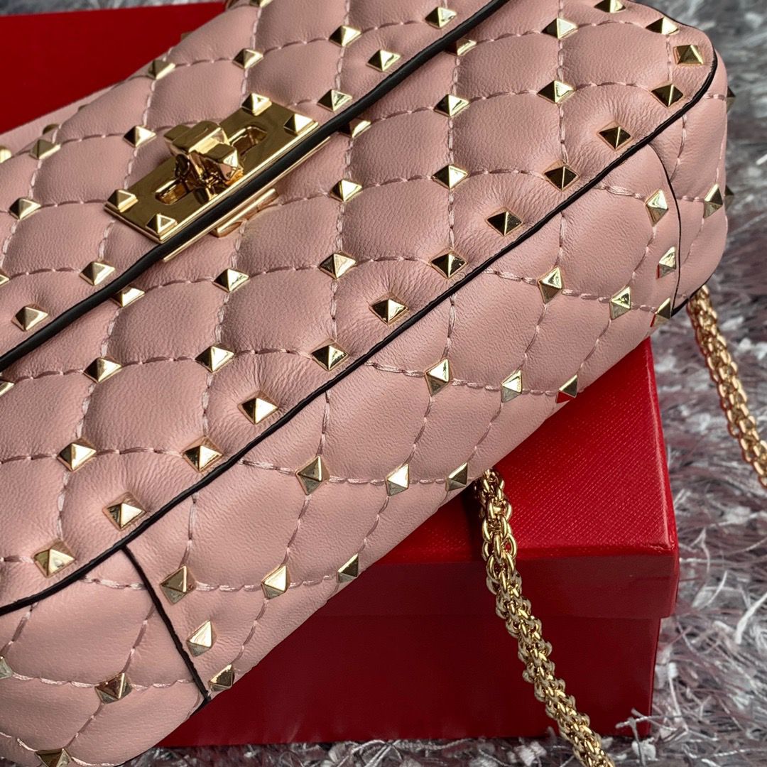 Bolsa Matelassê Couro Rosa com Detalhes Acolchoados