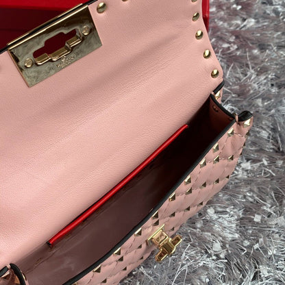 Bolsa Matelassê Couro Rosa com Detalhes Acolchoados