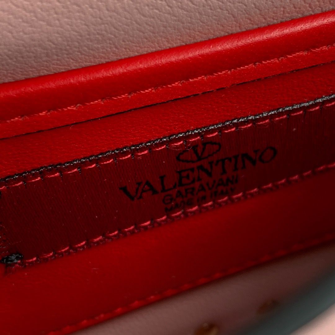 Bolsa Matelassê Couro Rosa com Detalhes Acolchoados