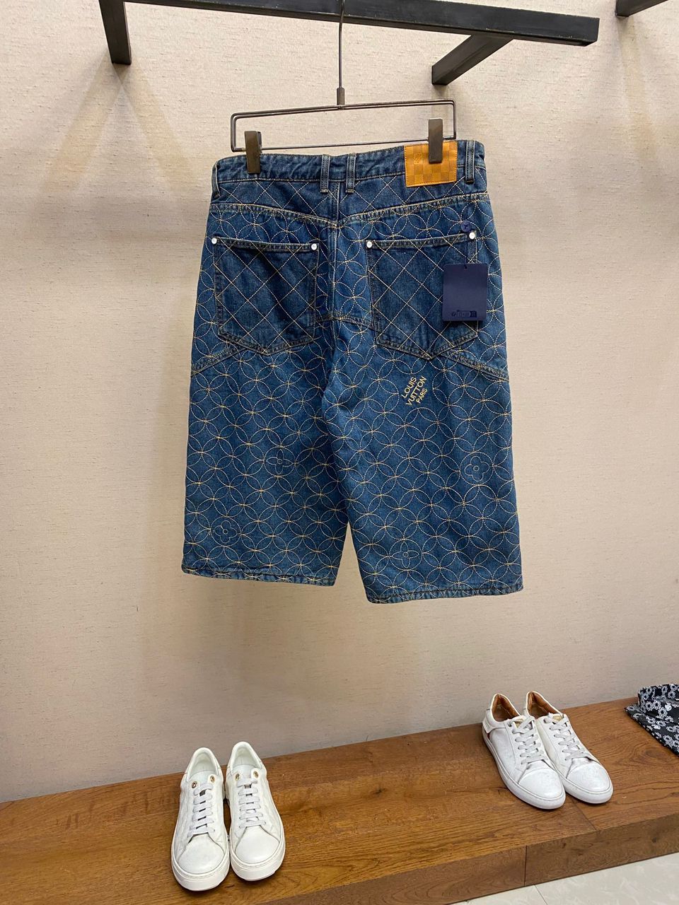 Short Jeans Padrão Monograma Geométrico Azul
