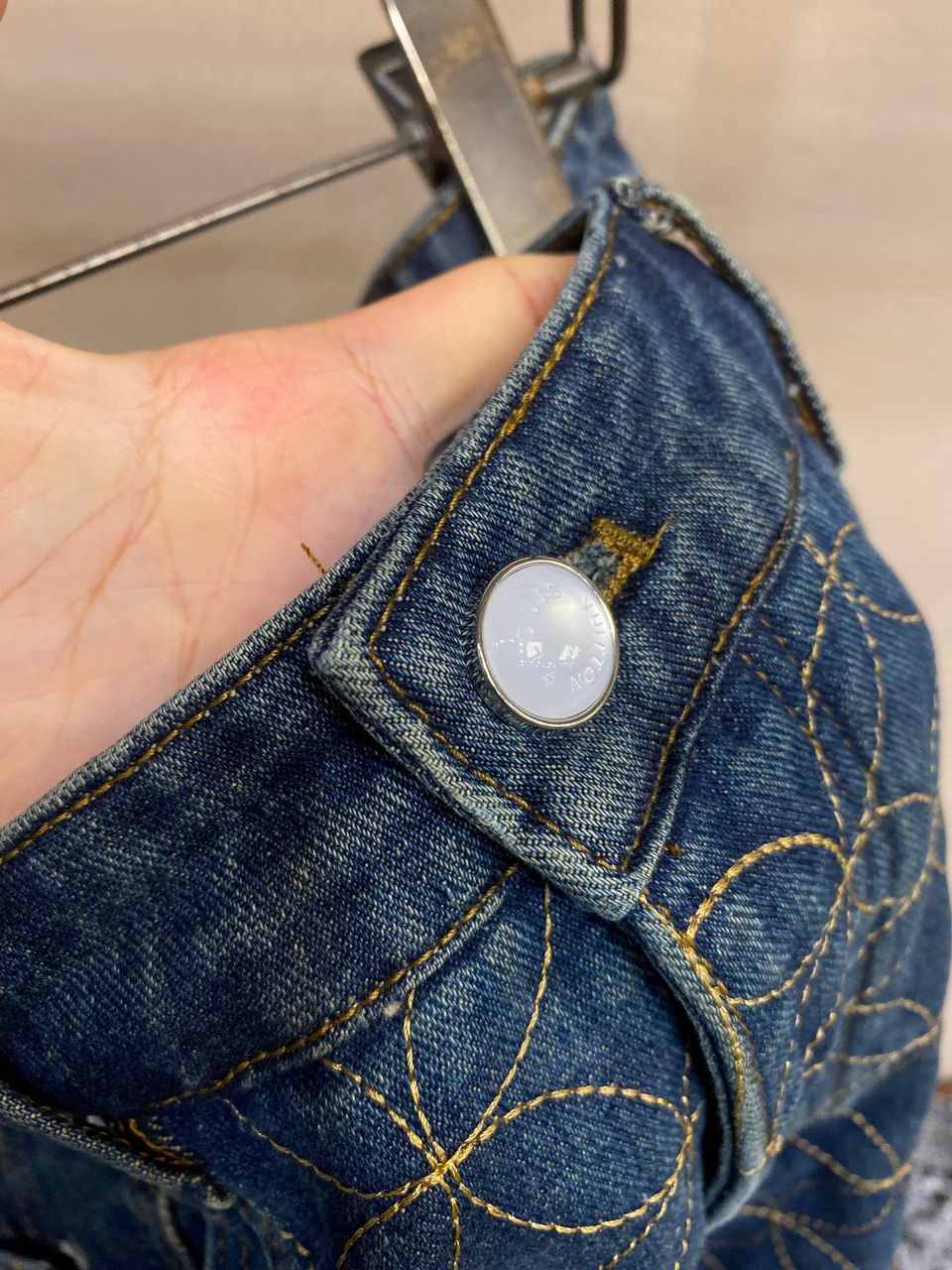 Short Jeans Padrão Monograma Geométrico Azul