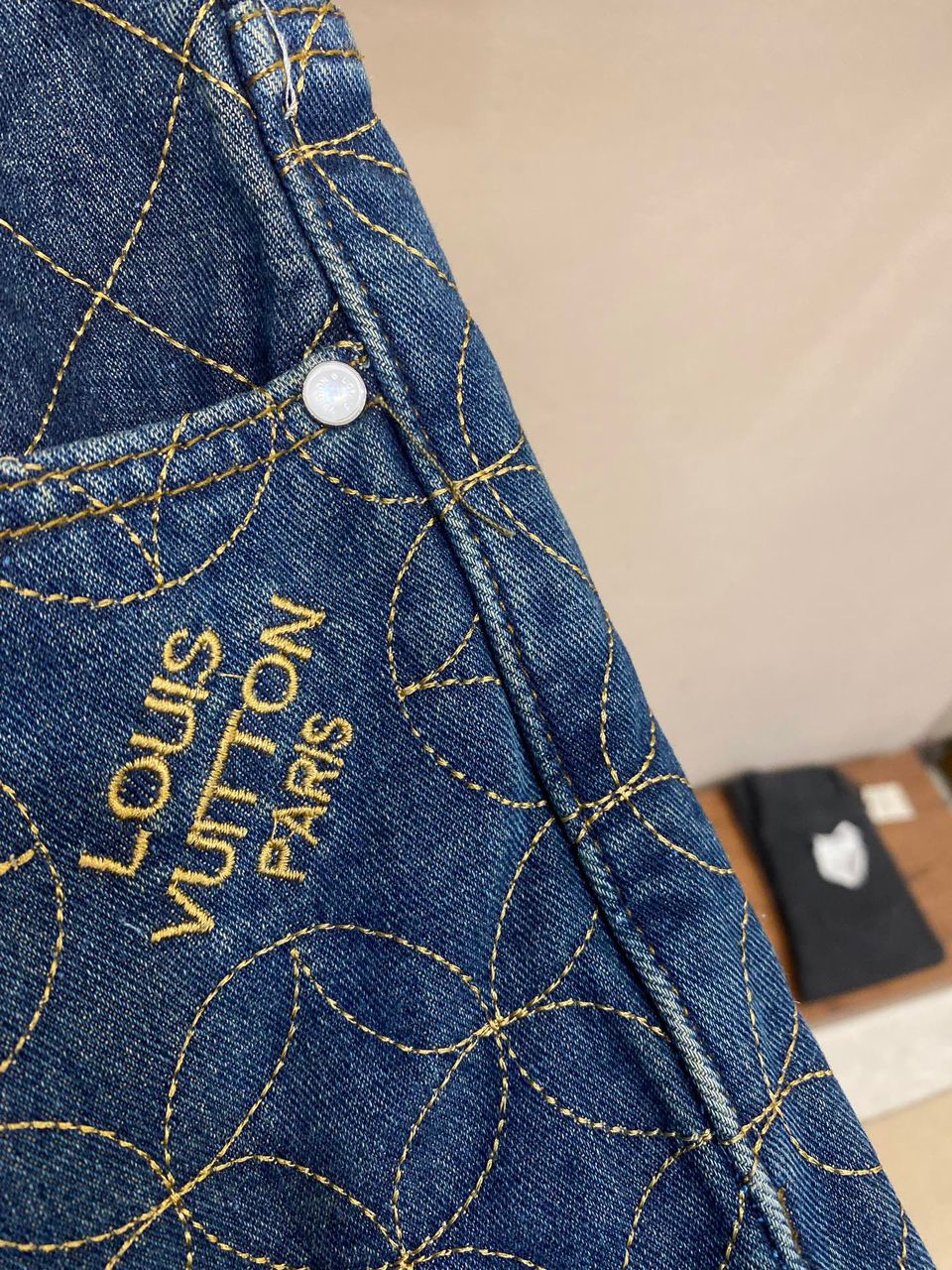 Short Jeans Padrão Monograma Geométrico Azul