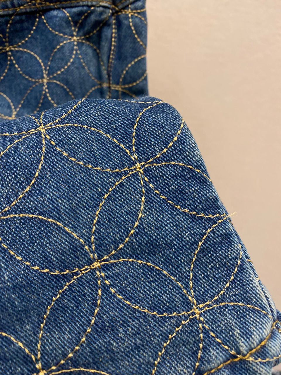 Short Jeans Padrão Monograma Geométrico Azul