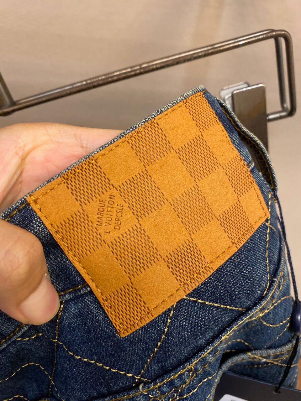 Short Jeans Padrão Monograma Geométrico Azul