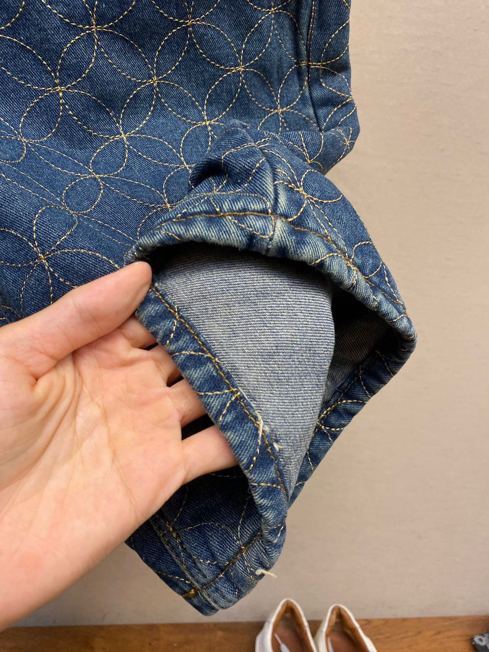 Short Jeans Padrão Monograma Geométrico Azul