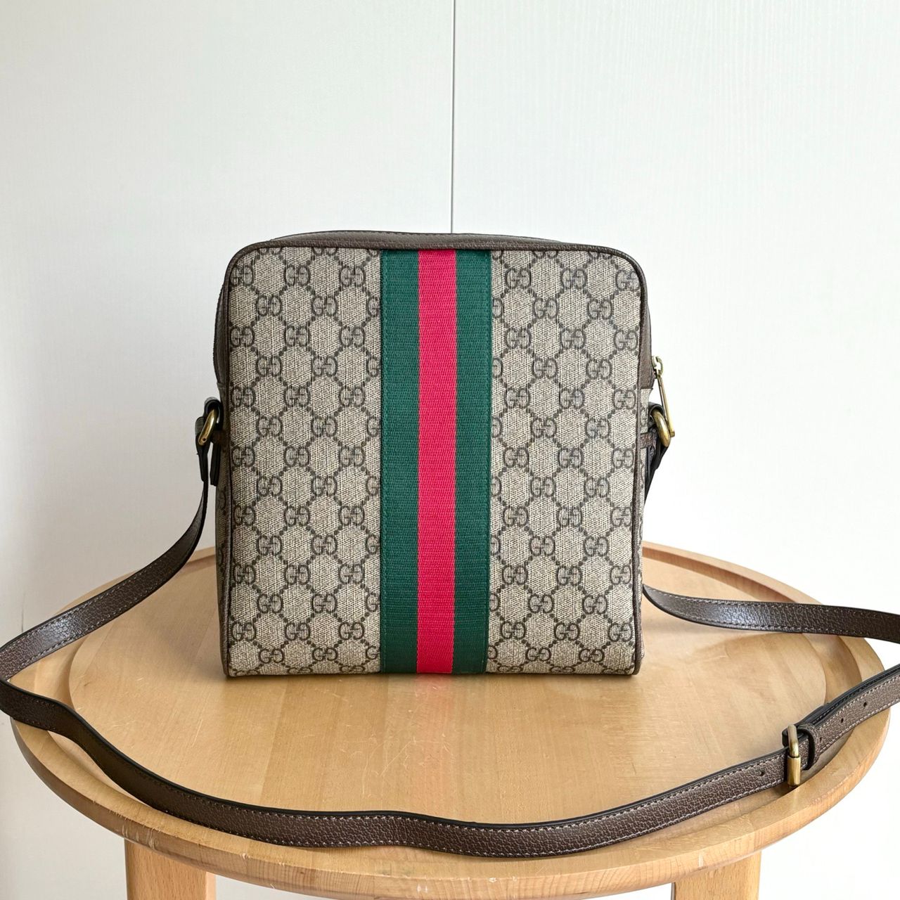 Bolsa Pequena Couro Padrão Entrelaçado Marrom com Alça Transversal
