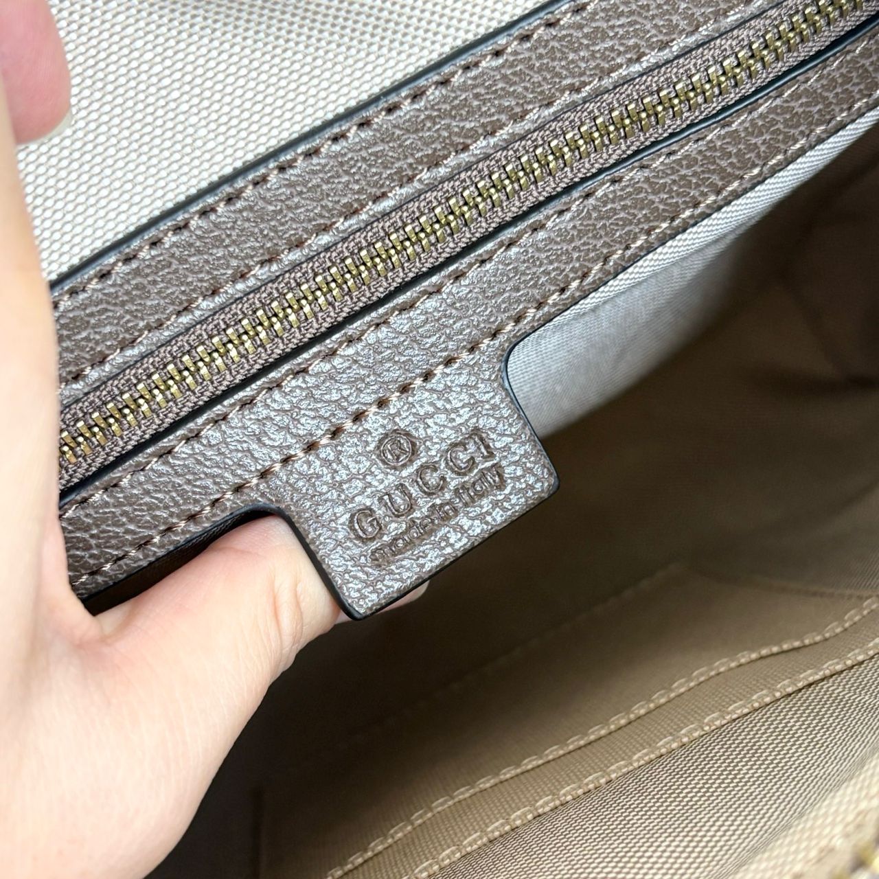 Bolsa Pequena Couro Padrão Entrelaçado Marrom com Alça Transversal