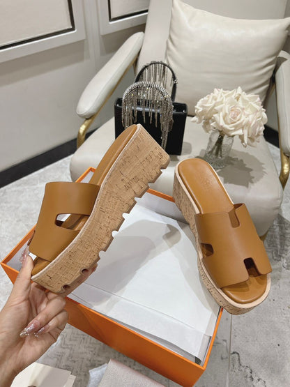 Sandália Couro Tira Vazada Dourada 30cm