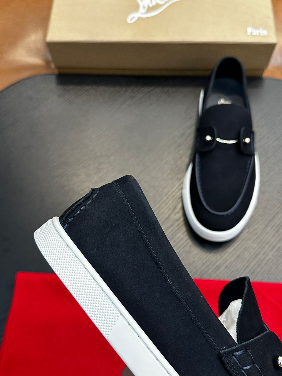 Tênis Couro Preto Solado Vermelho Contraste