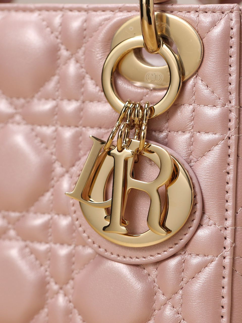 Bolsa Satchel Couro Rosa Placa Frontal Dourada Pequena