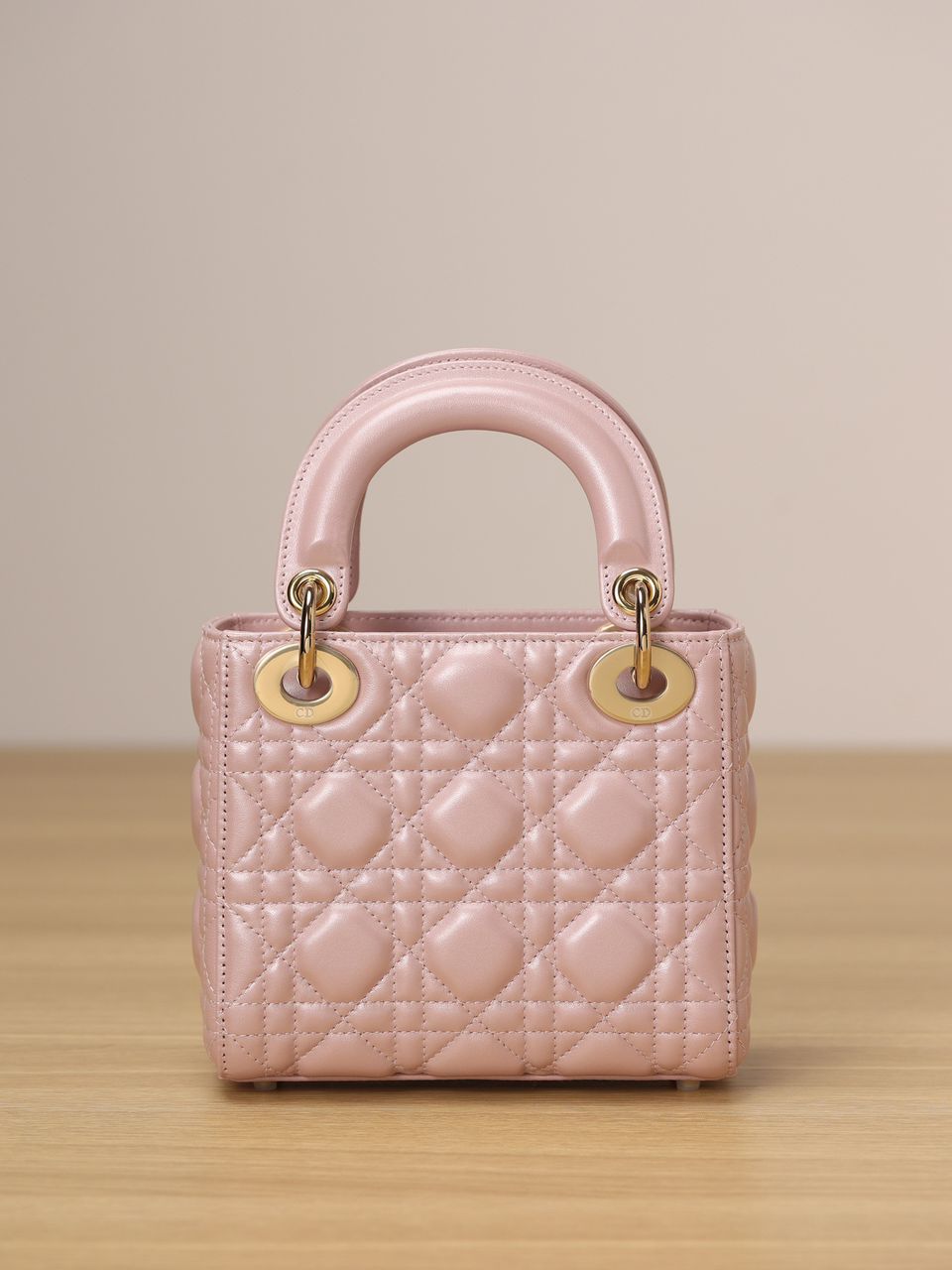 Bolsa Satchel Couro Rosa Placa Frontal Dourada Pequena