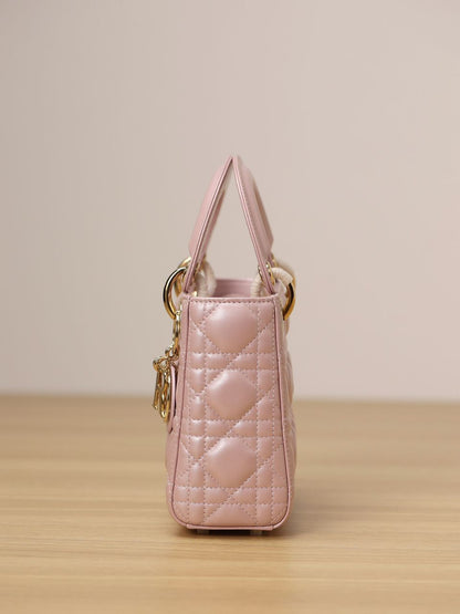 Bolsa Satchel Couro Rosa Placa Frontal Dourada Pequena