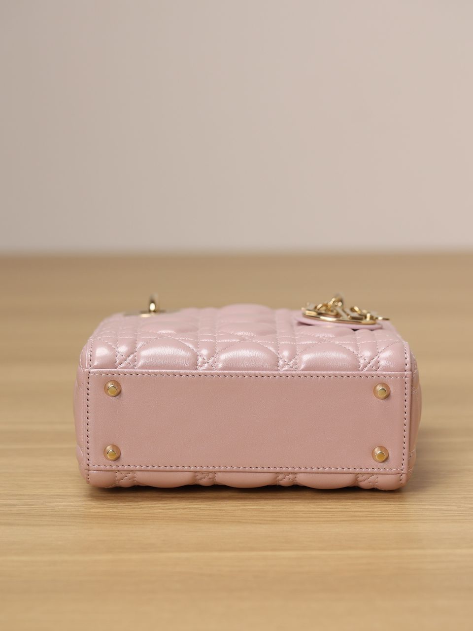 Bolsa Satchel Couro Rosa Placa Frontal Dourada Pequena