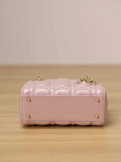 Bolsa Satchel Couro Rosa Placa Frontal Dourada Pequena