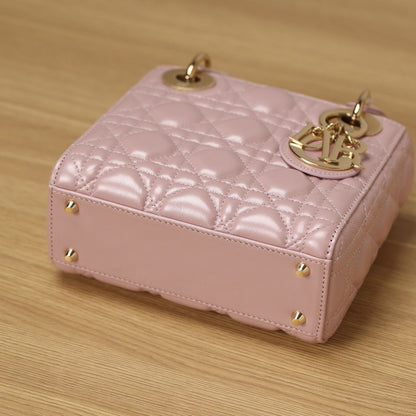 Bolsa Satchel Couro Rosa Placa Frontal Dourada Pequena