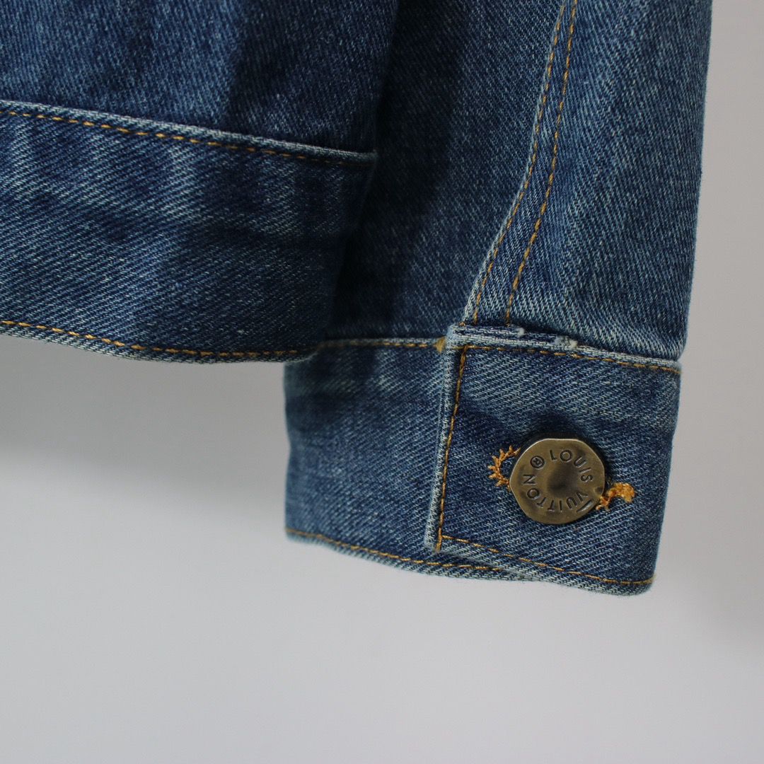 Jaqueta Jeans Azul Padrão Monograma Geométrico