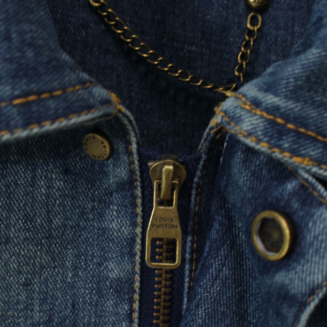 Jaqueta Jeans Azul Padrão Monograma Geométrico