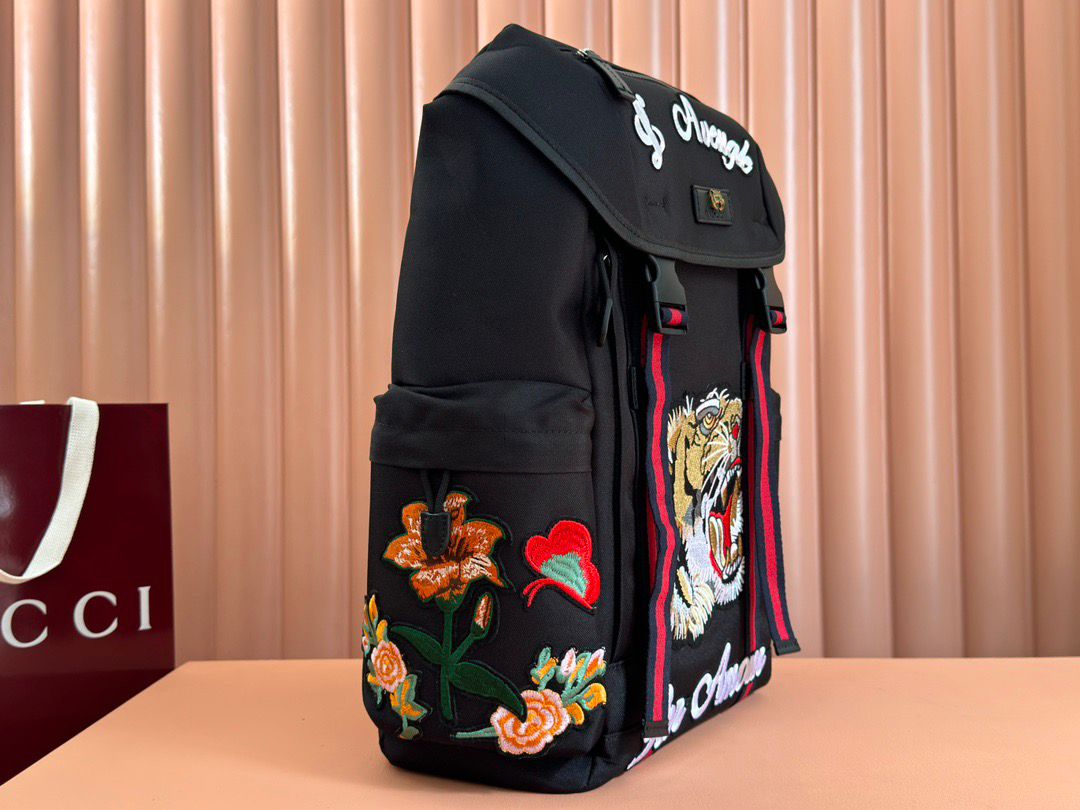 Mochila Couro Estampa Tigre Bordado