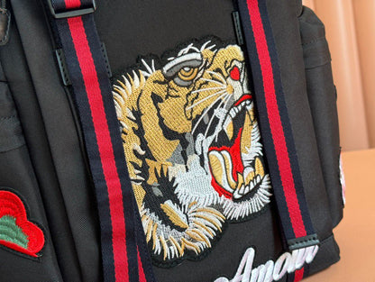 Mochila Couro Estampa Tigre Bordado