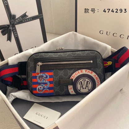 Bolsa Transversal Couro Padrão Entrelaçado Preto