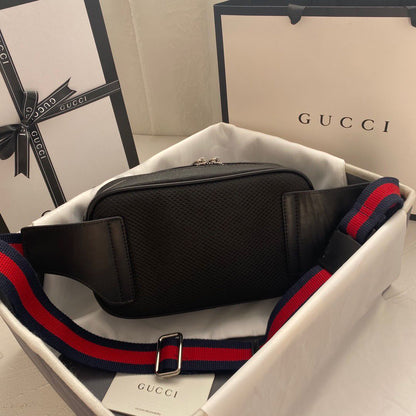Bolsa Transversal Couro Padrão Entrelaçado Preto