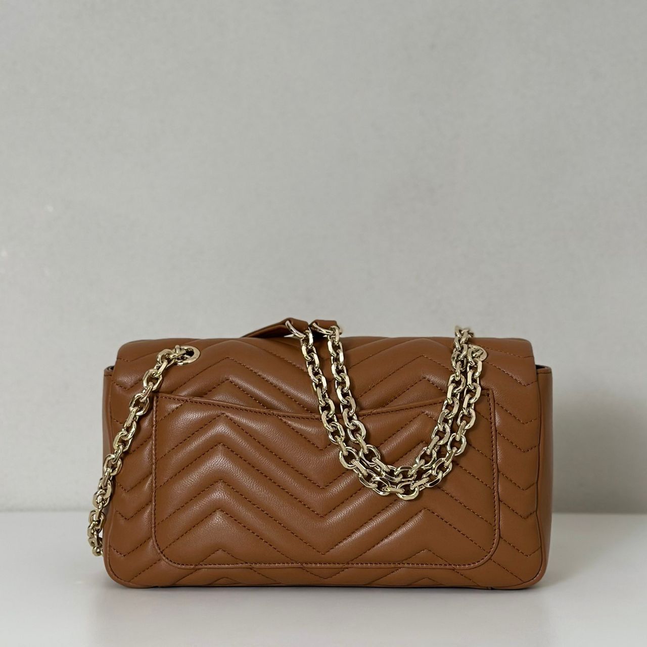 Bolsa Pequena Couro Matelassê Letras Entrelaçadas