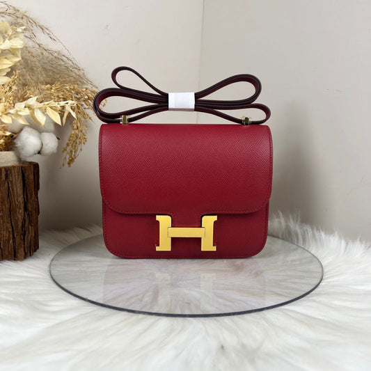 Bolsa Estruturada Couro Aba Frontal com Fecho H Dourado