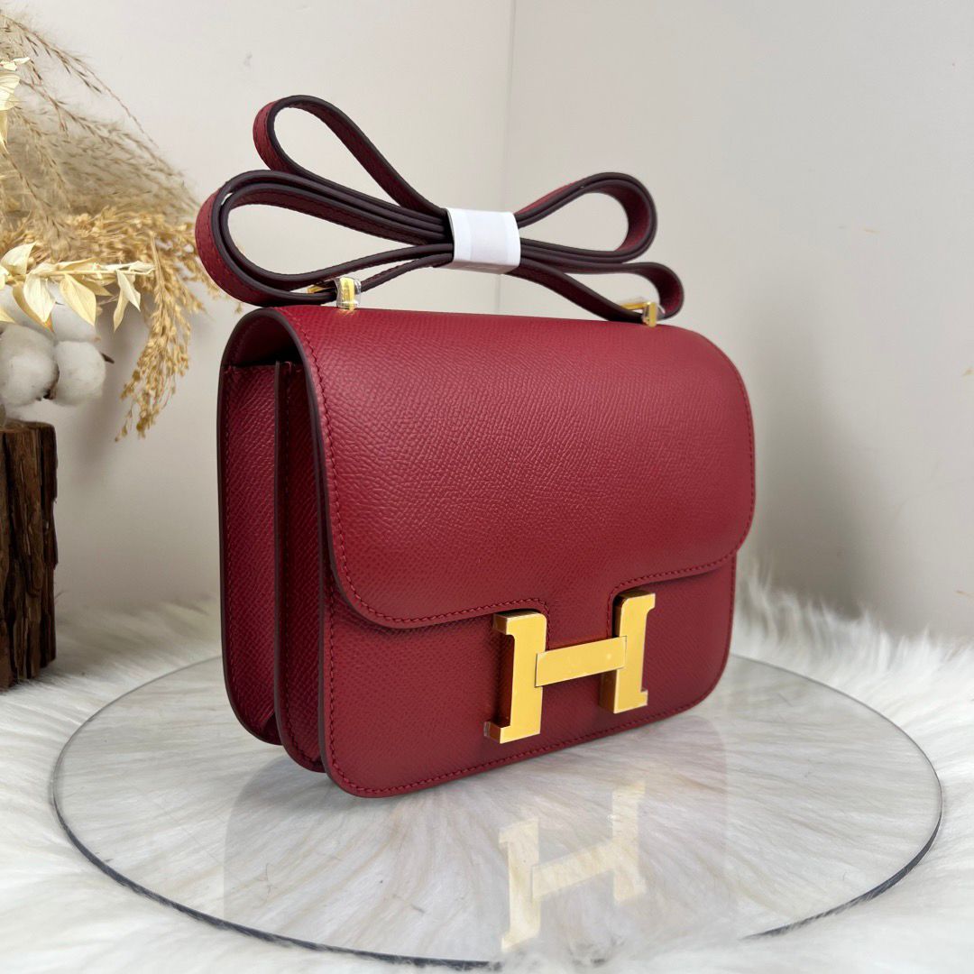 Bolsa Estruturada Couro Aba Frontal com Fecho H Dourado