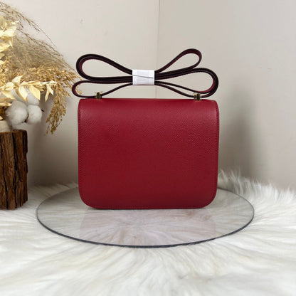 Bolsa Estruturada Couro Aba Frontal com Fecho H Dourado