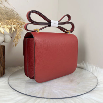 Bolsa Estruturada Couro Aba Frontal com Fecho H Dourado