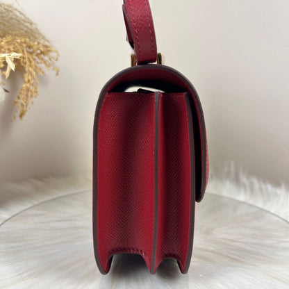 Bolsa Estruturada Couro Aba Frontal com Fecho H Dourado