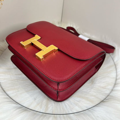 Bolsa Estruturada Couro Aba Frontal com Fecho H Dourado