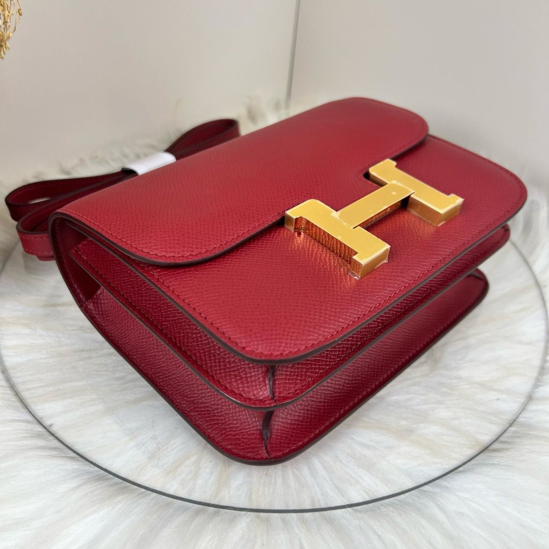 Bolsa Estruturada Couro Aba Frontal com Fecho H Dourado
