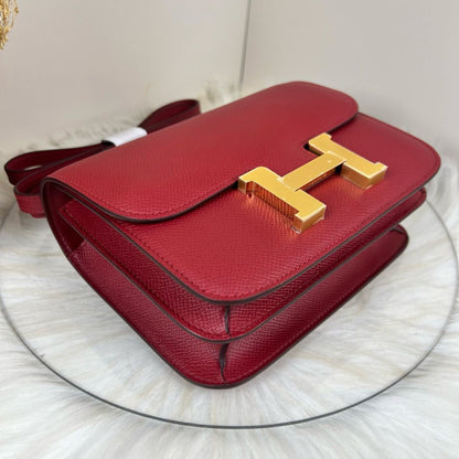 Bolsa Estruturada Couro Aba Frontal com Fecho H Dourado