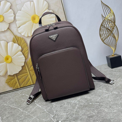 Mochila Couro Preto Placa Triangular