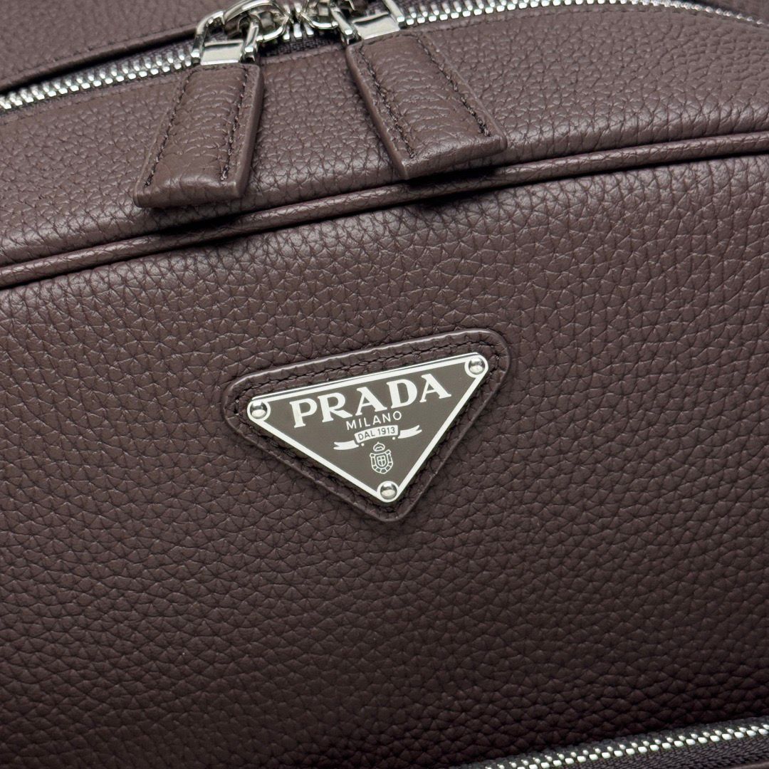 Mochila Couro Preto Placa Triangular