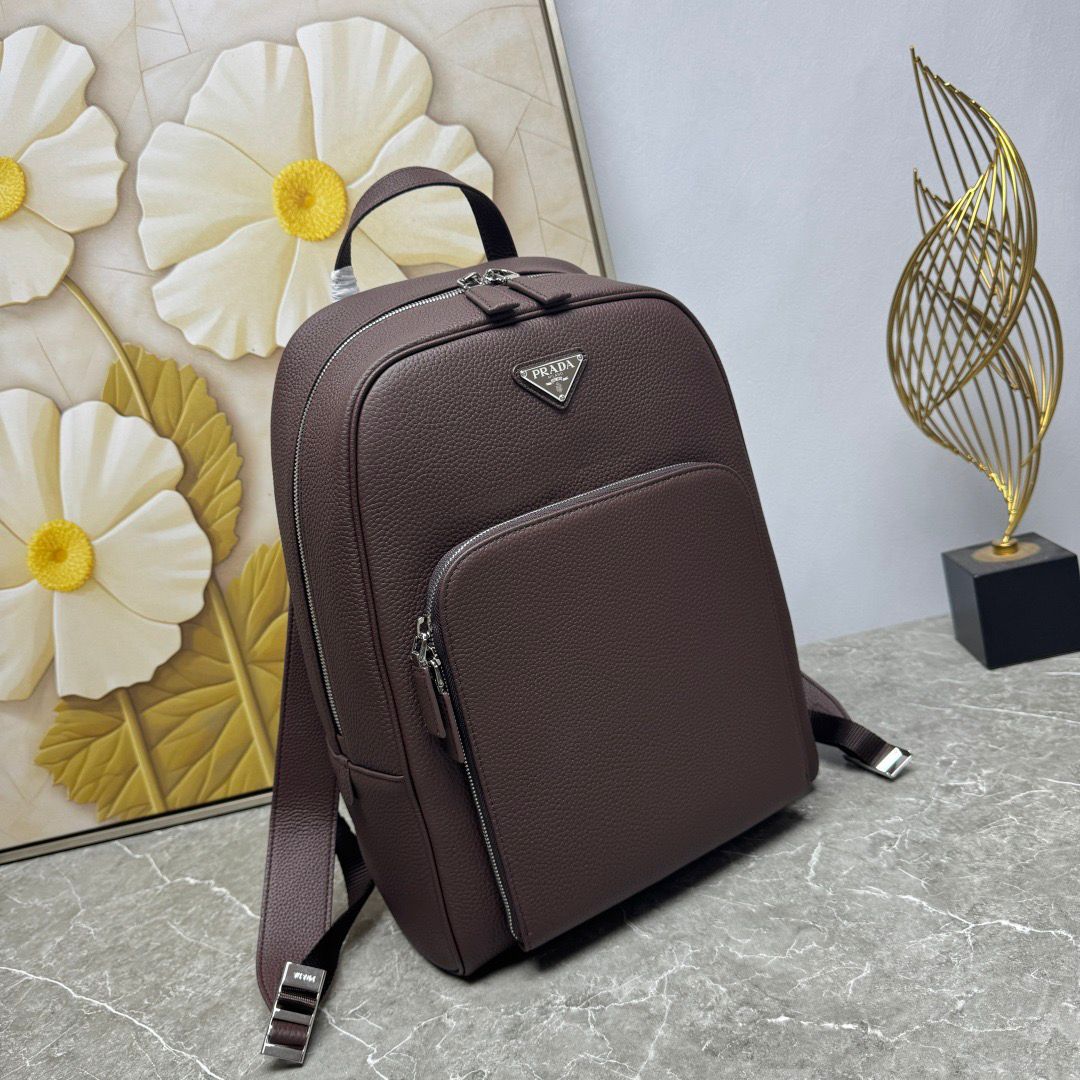 Mochila Couro Preto Placa Triangular