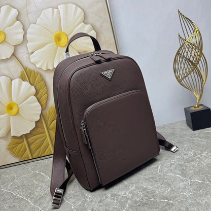 Mochila Couro Preto Placa Triangular