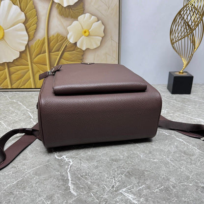 Mochila Couro Preto Placa Triangular