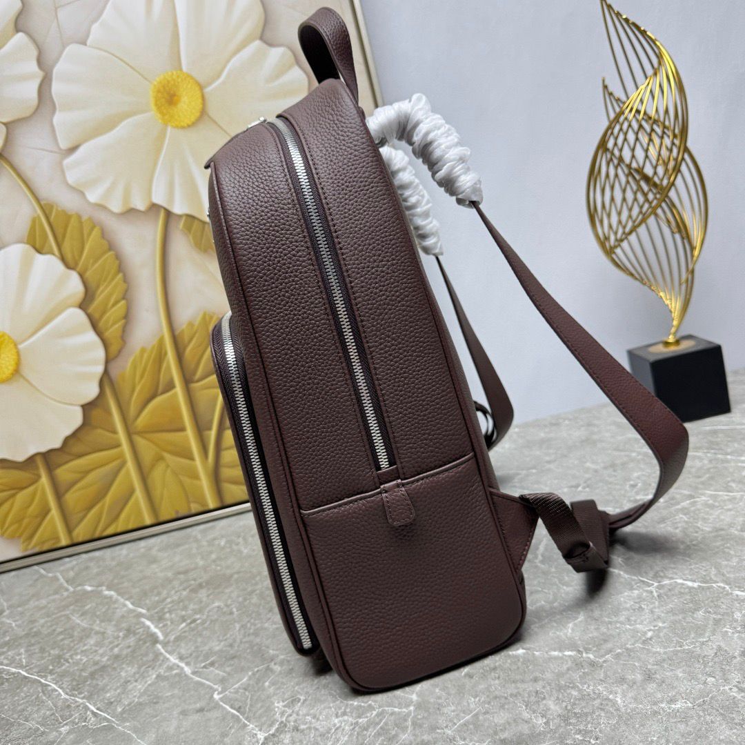 Mochila Couro Preto Placa Triangular