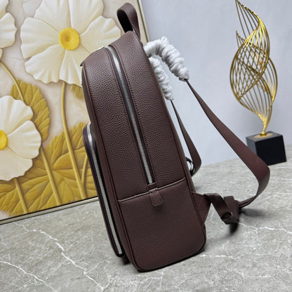Mochila Couro Preto Placa Triangular