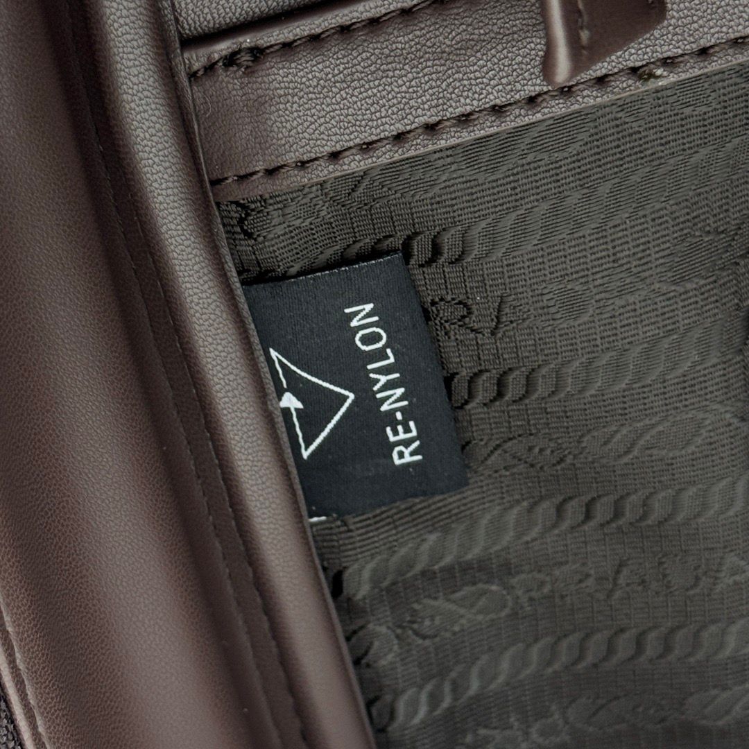 Mochila Couro Preto Placa Triangular
