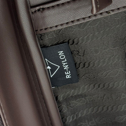 Mochila Couro Preto Placa Triangular