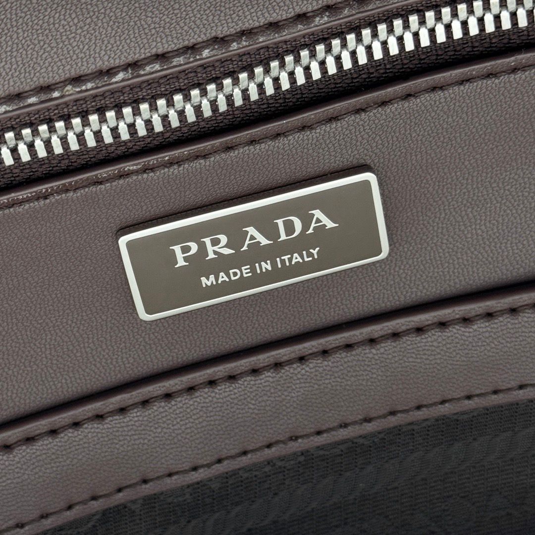Mochila Couro Preto Placa Triangular