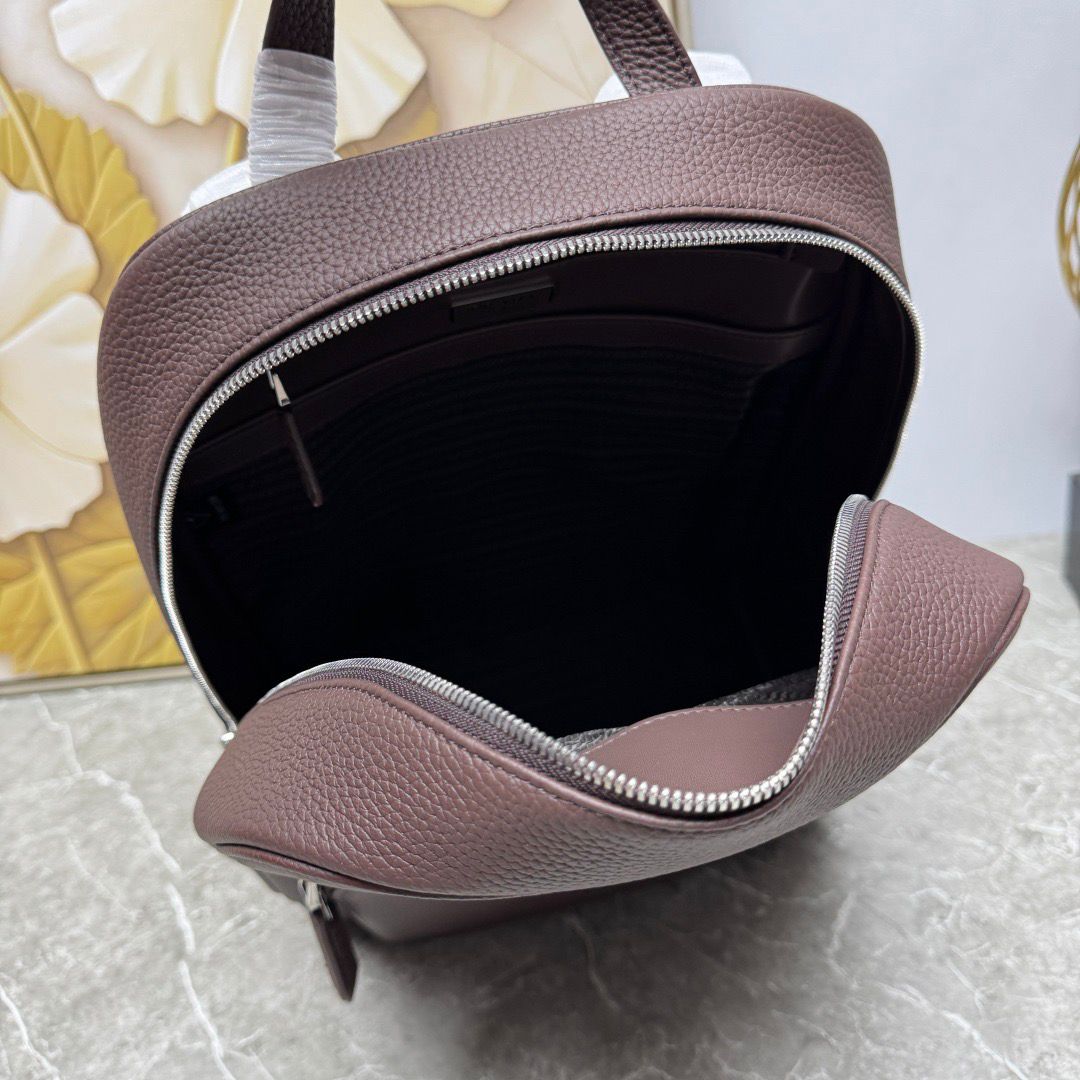 Mochila Couro Preto Placa Triangular