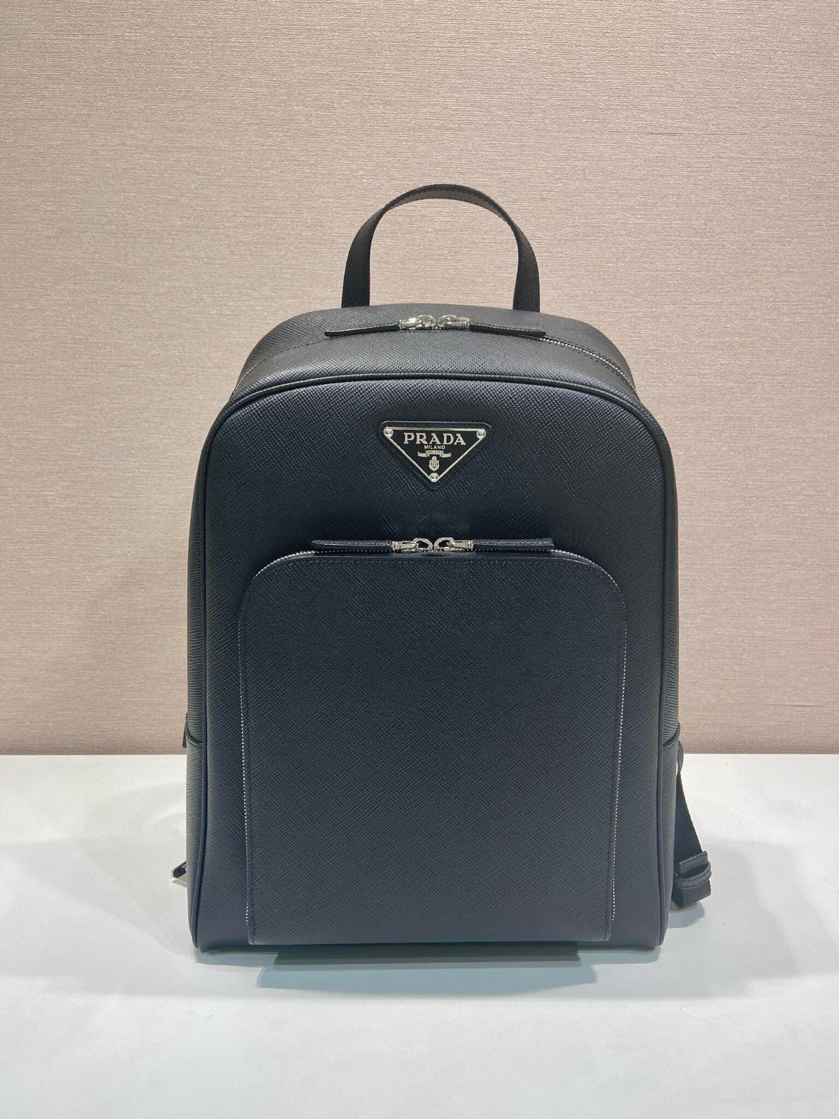 Mochila Couro Preto com Placa Triangular