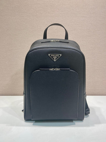 Mochila Couro Preto com Placa Triangular