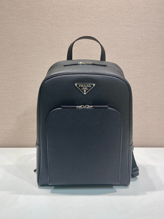 Mochila Couro Preto com Placa Triangular